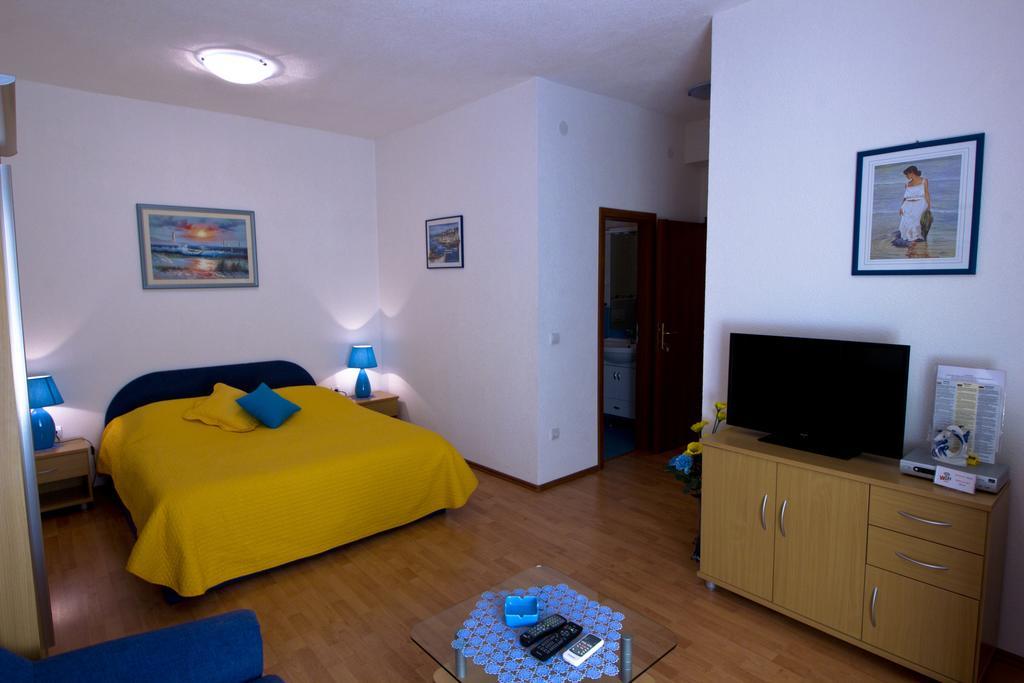 And Dis Apartment *