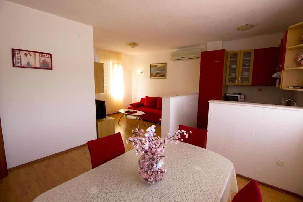 And Dis Apartment